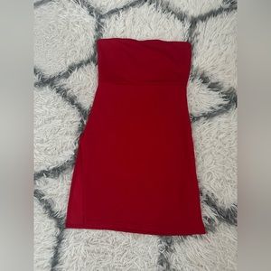 PRETTY LITTLE THINGS - Size 2 Red Strapless Bodycon Dress w/Slit